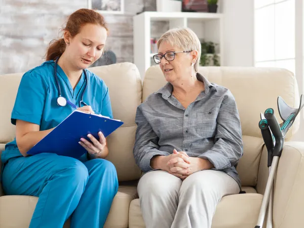 Professionnelle de santé avec dossier patient
